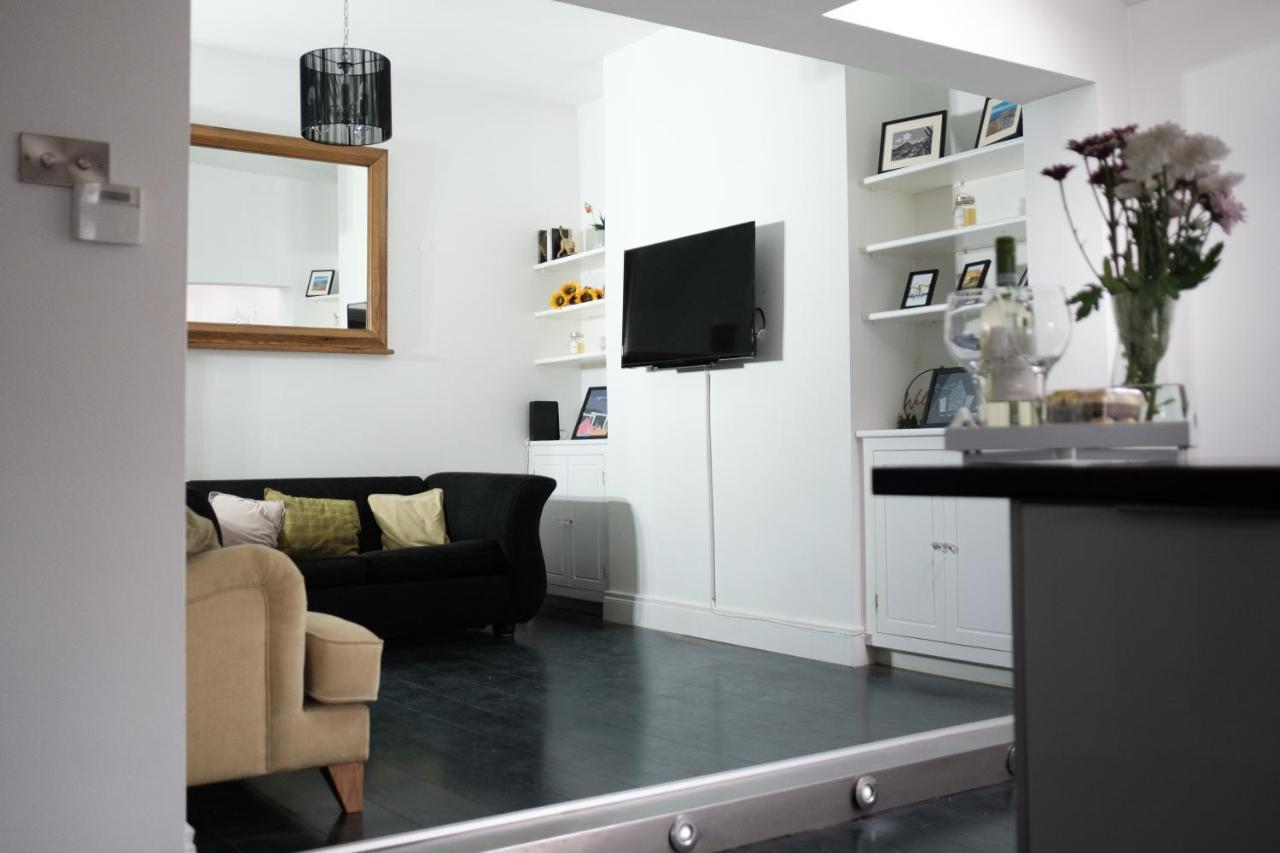 Gorgeous 3 Bedroom Victorian Townhouse 리즈번 외부 사진